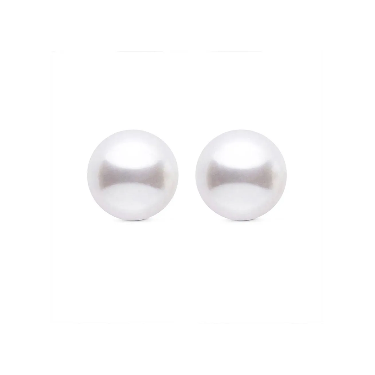 Elegant Freshwater White Round Pearl Stud Earrings WE00708