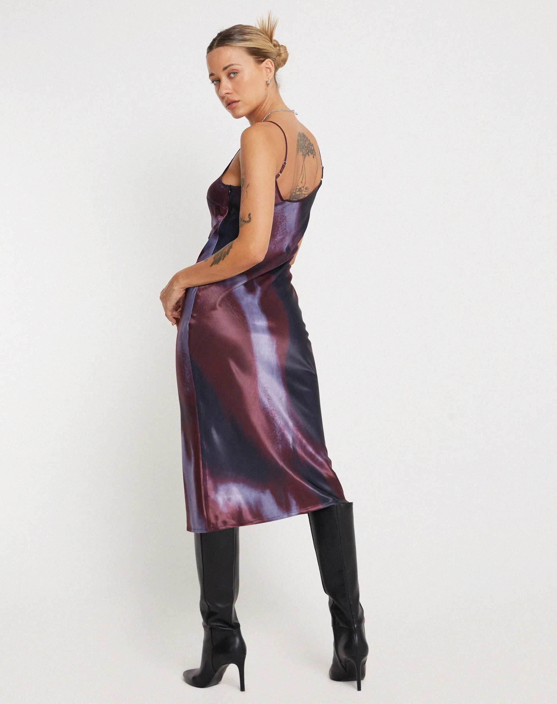 Juvina Midi Dress in Satin Watercolour Plum