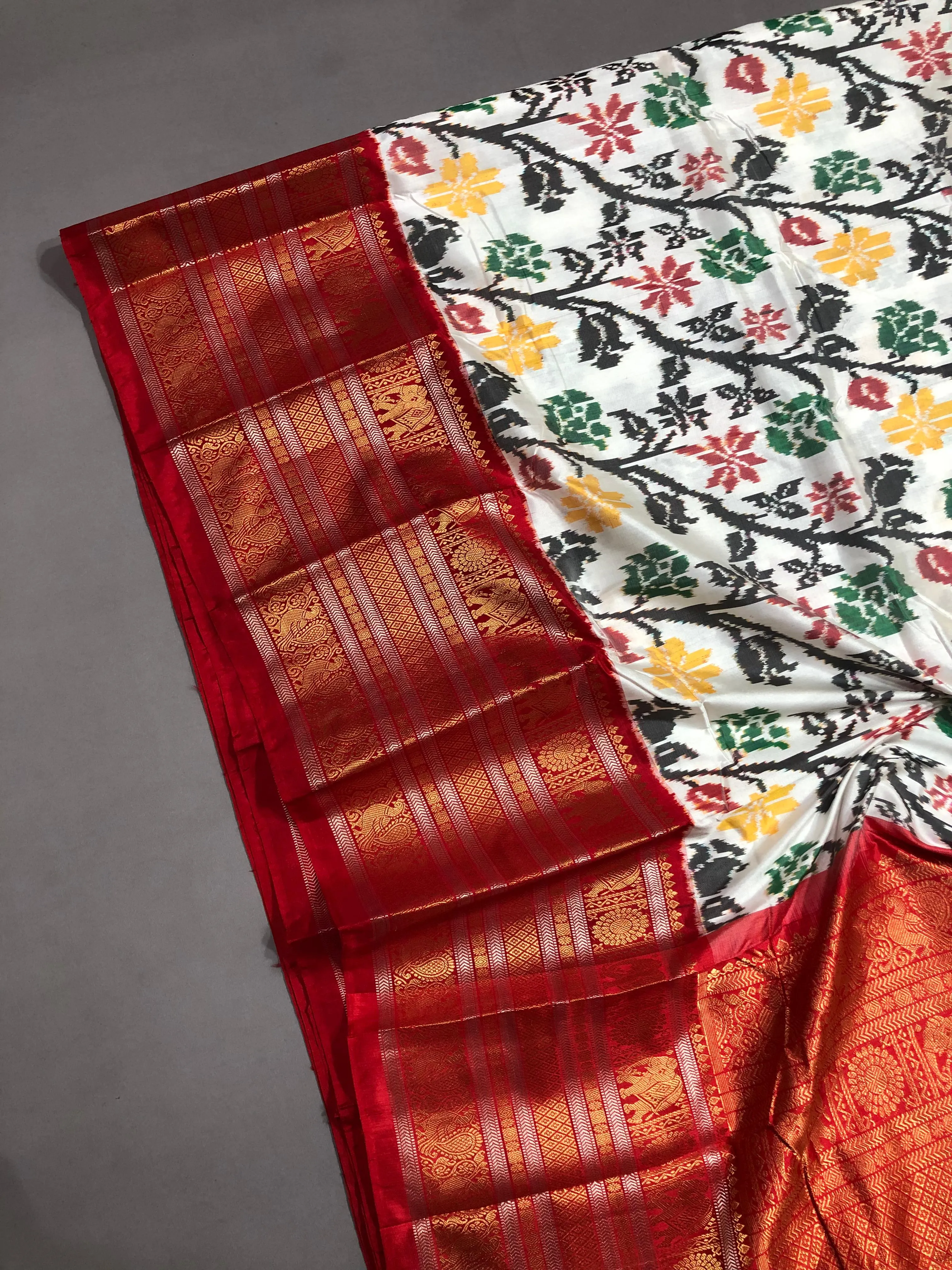 Madhubala , elegant  ikkat silk saree for Women -SACH001SS